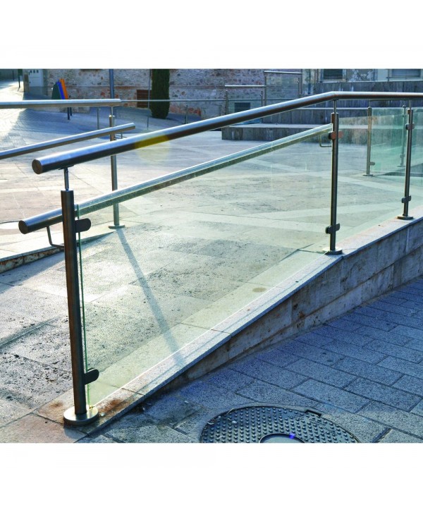 8425 Baranda en rampa de minusválidos con acero inox y cristal