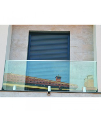 8431 Balcón de vidrio con pinzas en U de acero inox en suelo