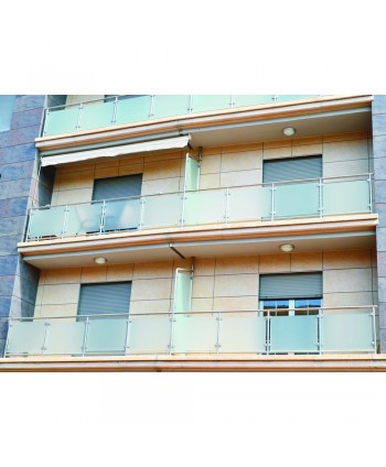 8440 Edificio con balcones de vidrio y acero inoxidable