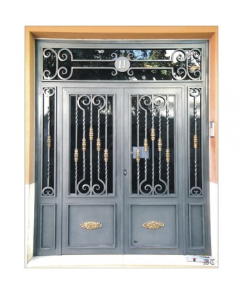 1004 Puerta con macollas grandes de laton y rosetas