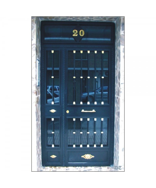 1005 Puerta de forja con numeros, macollas y tirador de laton