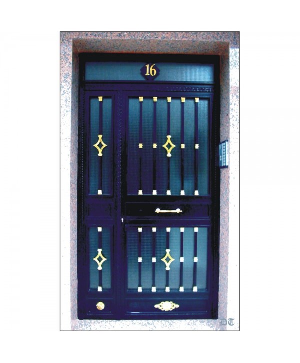 1014 Puerta con adornos de rombo en latón