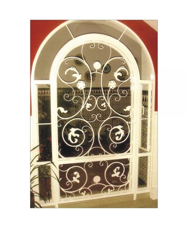 1015 Puerta con adornos de hojas de hierro