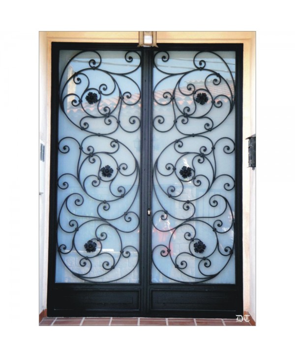 1024 Puerta con adornos forjados florales