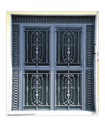 1026 Puerta con borde de soleras de hierro