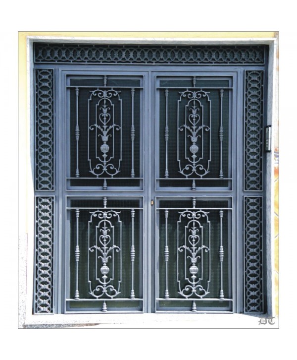 1026 Puerta con borde de soleras de hierro