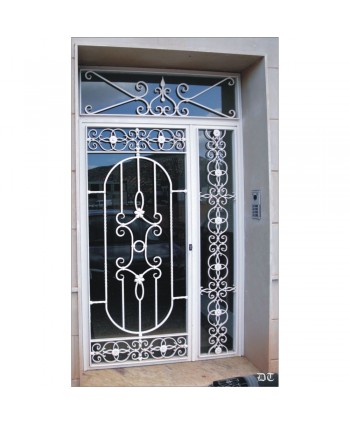 1030 Puerta con adornos forjados
