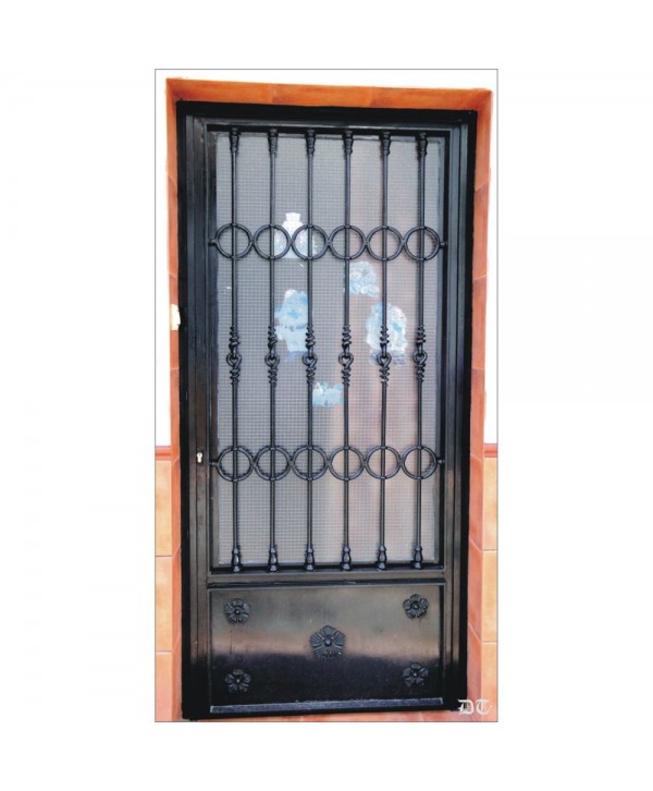 1033 Puerta con adornos circulares pequeños de forja