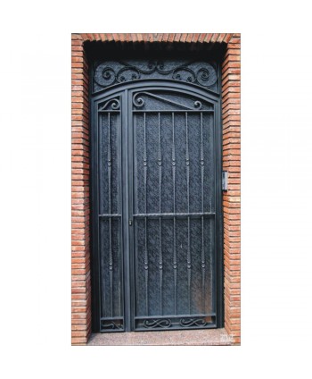 1038 Puerta pequeña con barrotes de forja