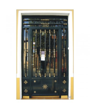 1045 Puerta elegante con accesorios de laton