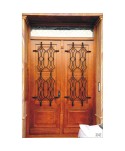 1046 Puerta de madera con barrotes forjados