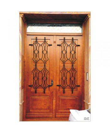 1046 Puerta de madera con barrotes forjados