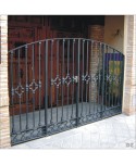 1047 Cancela con barrotes de flor y solera inferior de hierro