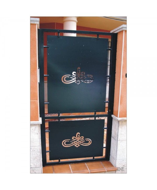 1053 Puerta con chapa decorativa