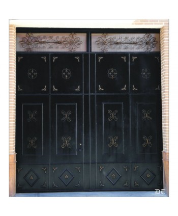 1056 Puerta de hierro con rosetas esquineras