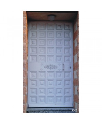 1062 Puerta con cuarterones pequeños y rosetas forja