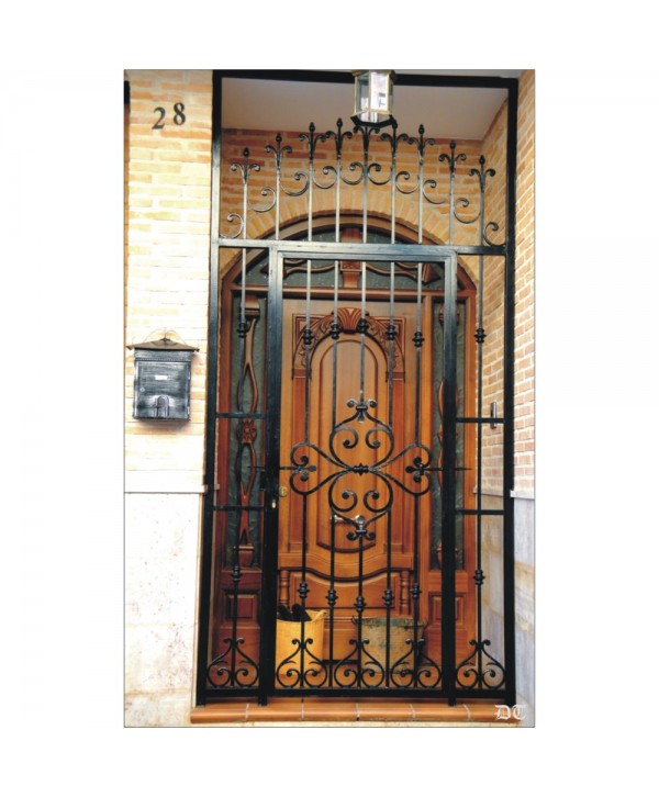 1583 Cancela elegante con adornos y macollas de forja