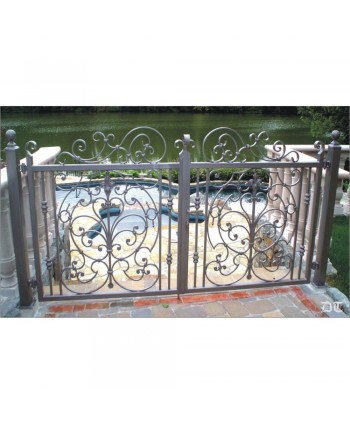 1585 Verja pequeña con doble adorno gigante forjado
