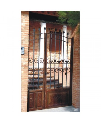 1586 Cancela de cuarterones con dibujo y piezas forjadas