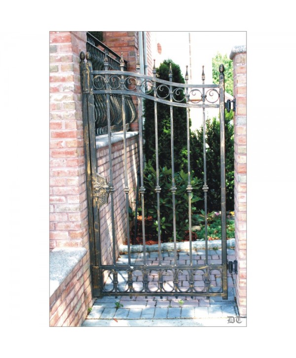 1588 Cancela con barrote liso y macolla central hierro