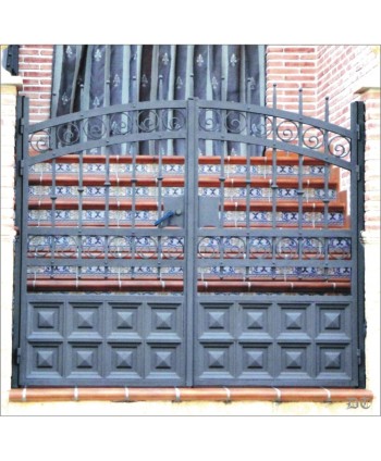 1594 Cancela con rizos circulares y cuarterones de chapa