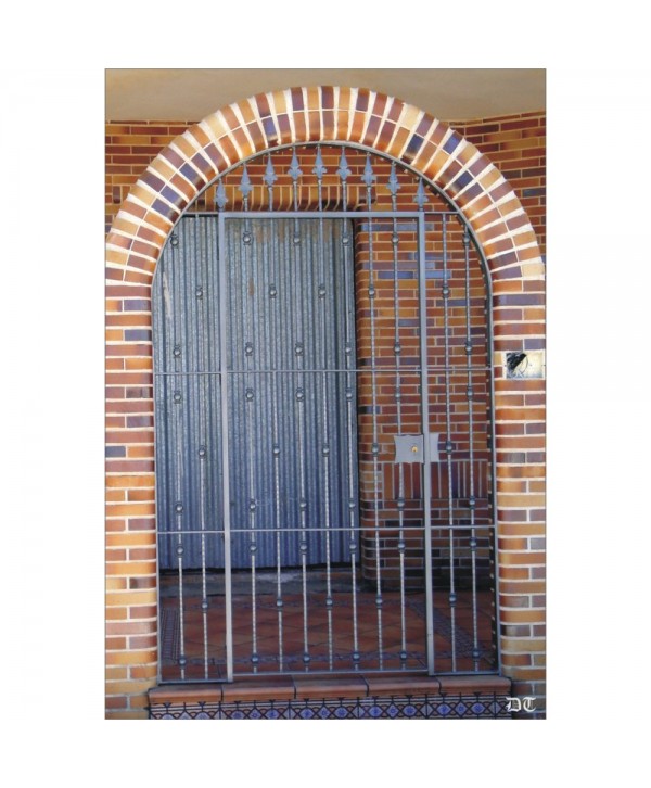 1599 Cancela en forma de arco forjada