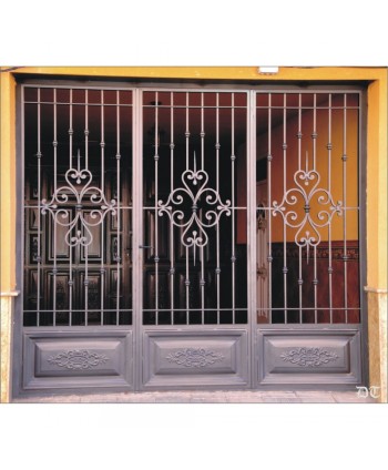 1607 Cancela con cuarterones de chapa con dibujo y adornos
