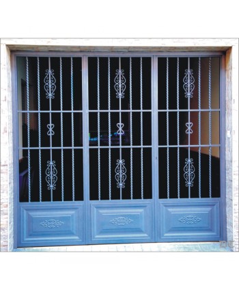 1608 Cancela con adornos de hierro y cuarterones de chapa