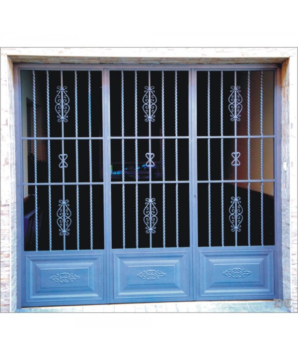 1608 Cancela con adornos de hierro y cuarterones de chapa