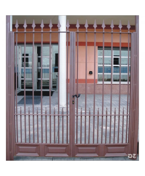 1612 Cancela con barrotes sencillos y lanzas de forja