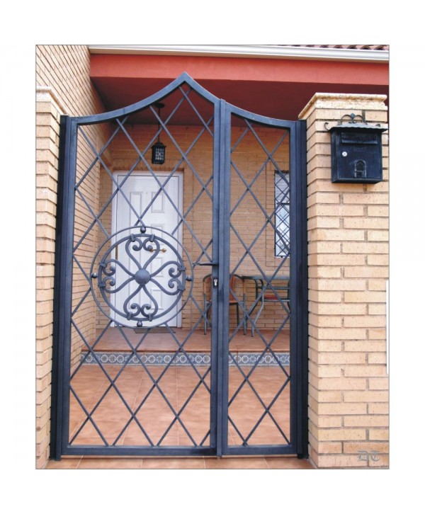 1614 Cancela con barrotes cruzados y adorno circular hierro