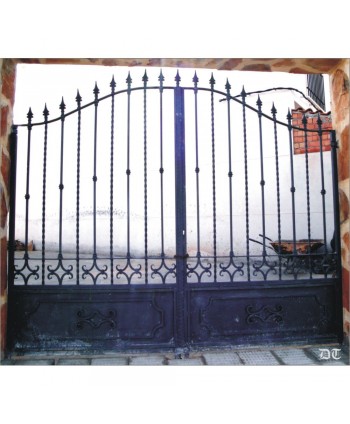 1615 Cancela con diseño elegante y chapas inferiores