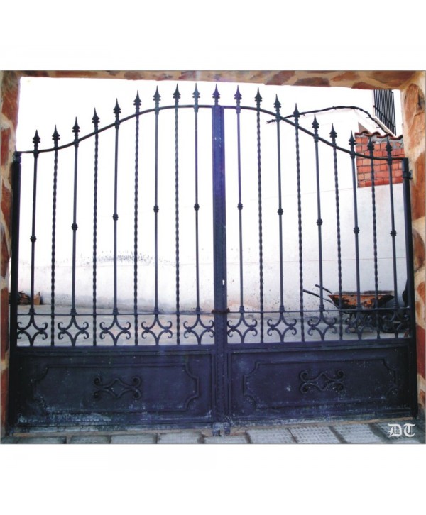 1615 Cancela con diseño elegante y chapas inferiores