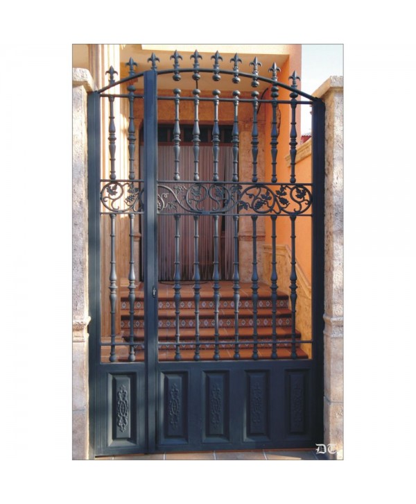 1616 Cancela con cuarterones de chapa y solera de uvas central