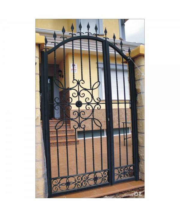 1618-2 Cancela grande con doble adorno y soleras de forja