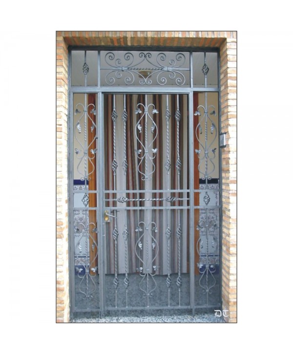 1639 Cancela con barrotes de piña y de hojas forjadas
