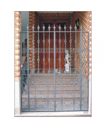 1642 Cancela con barrotes de piña y lanzas superiores