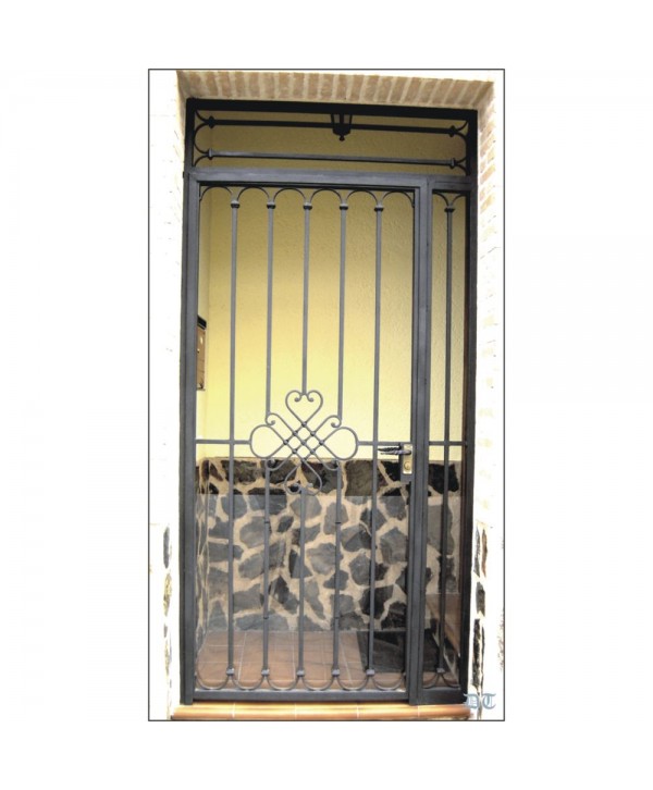 1656 Cancela con adorno fino central de hierro