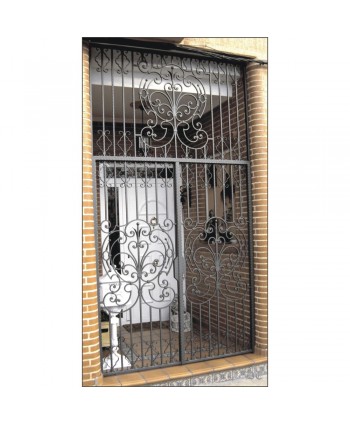 1658 Cancela con adornos grandes forjados