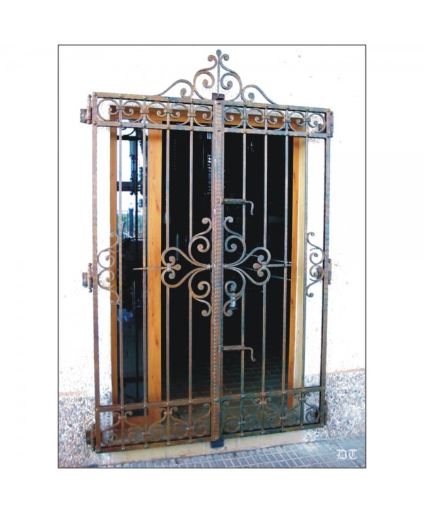 1670 Verja con accesorios de forja artística