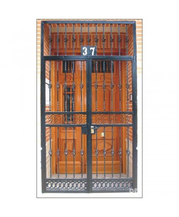 1673 Cancela con solera tradicional de fundido y piñas