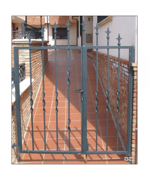 1676 Cancela mini con retorcidos sutiles y lanzas de forja