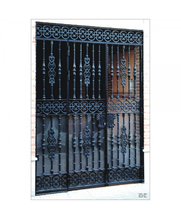 1683 Cancela con balaustrada de fundido y rosetas de forja
