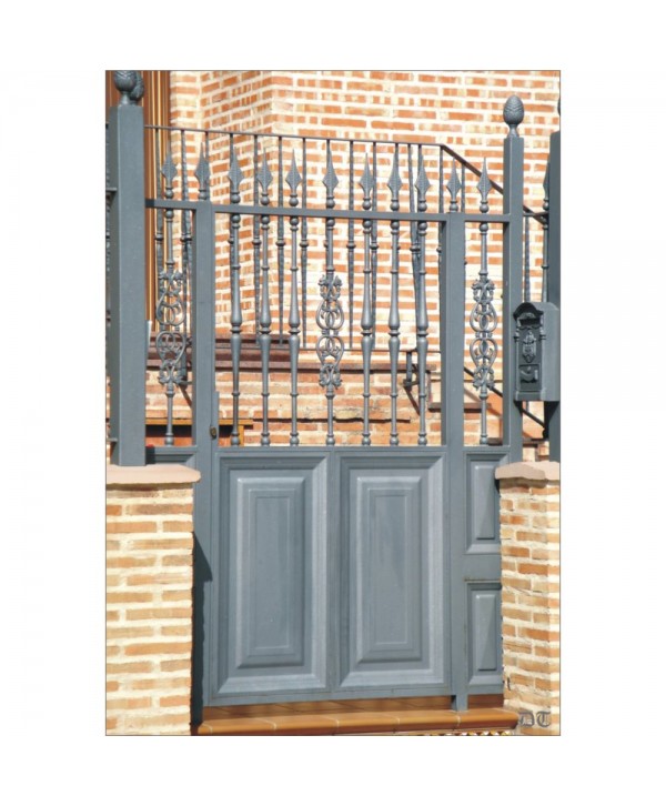 1685 Cancela con cuarterones de chapa lisos y balaustres de fundido