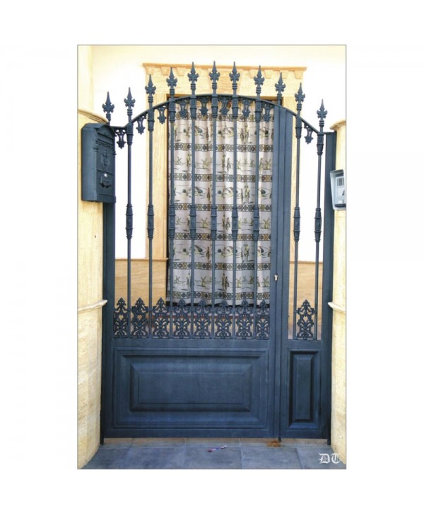 1686 Cancela con macollas y adornos de fundición