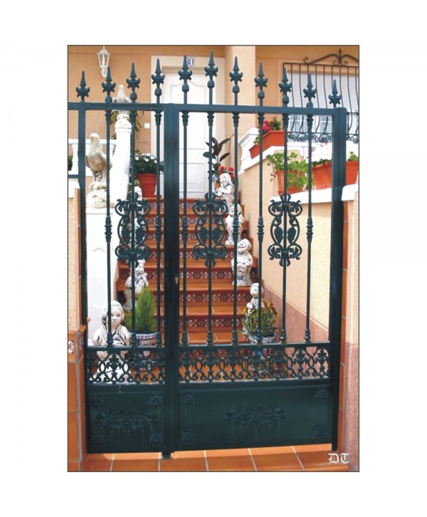 1696 Cancela con triple adorno de uva en hierro