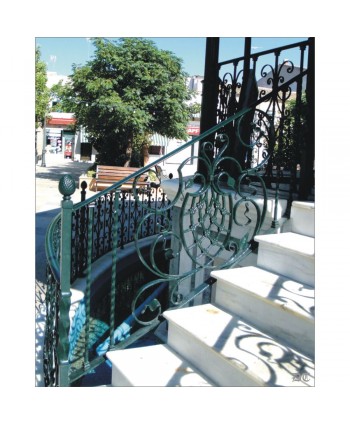 2055 Baranda con adorno grande central y remate de piña tallado hierro