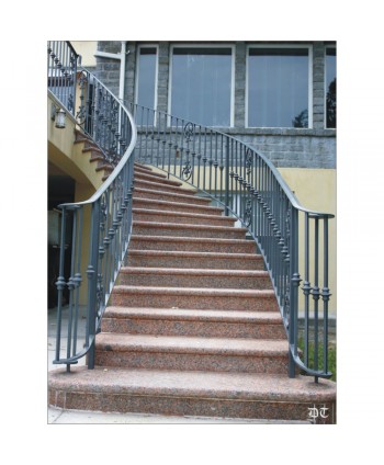 2065 Barandilla para escalera exterior con barrotes y pletina de forja