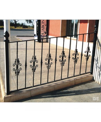 2067 Baranda con barrotes de hoja y remate en forja