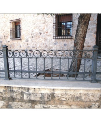 2068 Baranda pequeña con aros de rizo circulares de forja